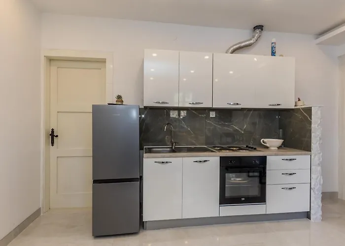 A2 - Spacious On Seafront With The Sea View * Kastela