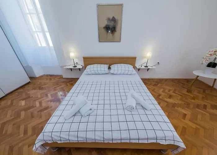 Apartman A2 - Spacious On Seafront With The Sea View Kastela